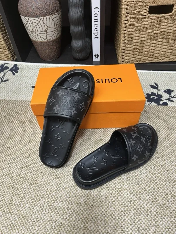 P270🏆Louis Vuitton 🏆[Louis Vuitton] Spring/Summer 2025 [Men's Flip Flops] 🎯🎯As an active family in the fashion industry ⭐ Lv is characterized by bold innovation ⚡Create this casual business style for Chinese fashionable men ✨The fabric is made of imported high-grade cowhide 🔥 Clean and neat ⚡Fashionable and elegant🌹Breathable, sweat-absorbent and deodorant👈So luxurious, high-end and domineering. 👍Must be sold if you repost the picture. Number of yards: 38--46. Color: 🎉 For large quantities. Welcome to repost.